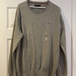 Tommy Hilfiger Men’s gray crewneck sweater.  Size XL.